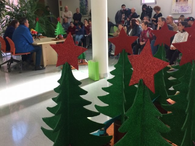 Usuarios de los Centros de Día para la Discapacidad entregan a la Asociación de Comerciantes los ornamentos navideños con los que adornarán estas fiestas sus establecimientos comerciales, Foto 3