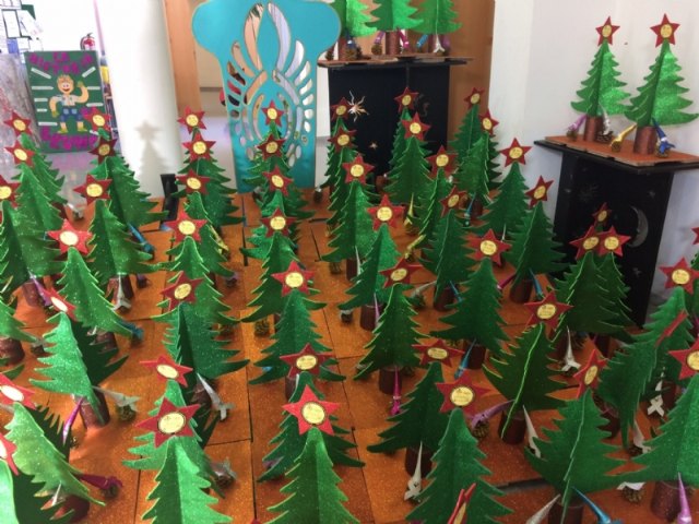 Usuarios de los Centros de Día para la Discapacidad entregan a la Asociación de Comerciantes los ornamentos navideños con los que adornarán estas fiestas sus establecimientos comerciales, Foto 4