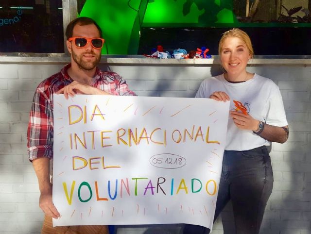 El Espacio Joven regala flores por el Día Internacional del Voluntariado - 1, Foto 1