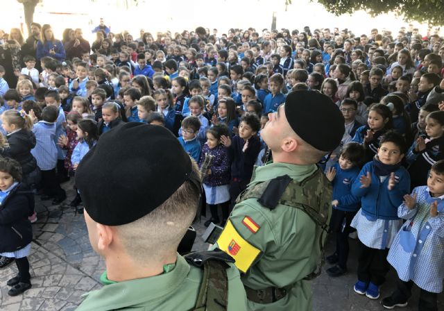 El colegio 'Susarte' celebra con un acto de izado de la bandera el día de la Constitución - 1, Foto 1