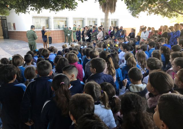 El colegio 'Susarte' celebra con un acto de izado de la bandera el día de la Constitución - 2, Foto 2
