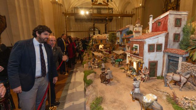 López Miras inaugura en la iglesia de San Esteban un belén tradicional realizado por la Asociación de Belenistas de Fuente Álamo - 2, Foto 2