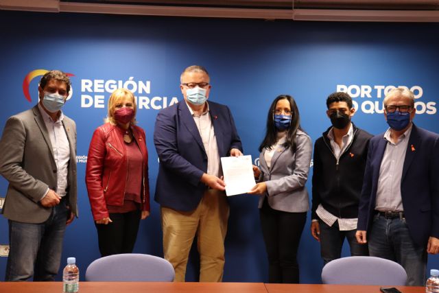 El PP muestra su rechazo a la celebración de las elecciones parlamentarias convocadas por Maduro en Venezuela y apoya las reivindicaciones de la Asociación de Venezolanos de la Región de Murcia - 1, Foto 1