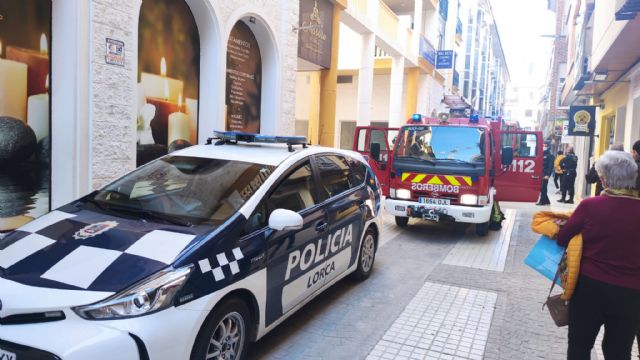 Efectivos de Policía Local y Bomberos de Lorca extinguen un pequeño incendio que se ha producido en un vehículo estacionado en un garaje de la calle Murillo - 2, Foto 2