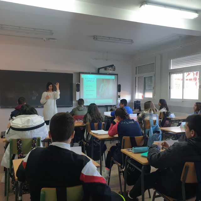 El programa `Creciendo iguales: prevención de la violencia de género y la violencia sexual en la juventud ´ comienza su desarrollo en el IES Emilio Pérez Piñero de Calasparra - 1, Foto 1