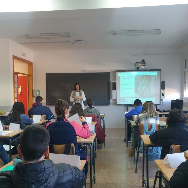 El programa `Creciendo iguales: prevención de la violencia de género y la violencia sexual en la juventud ´ comienza su desarrollo en el IES Emilio Pérez Piñero de Calasparra - 2, Foto 2