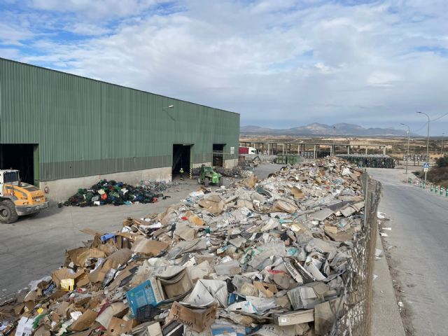 Toneladas de basuras y enseres se acumulan en el Centro de Gestión de Residuos por el abandono total de las instalaciones por parte del actual gobierno - 3, Foto 3