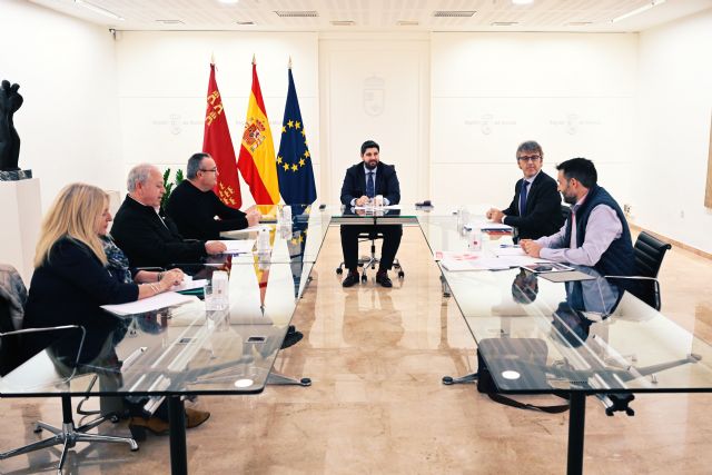 López Miras acuerda con CCOO y UGT crear una mesa de negociación de mejoras para el sector público - 1, Foto 1