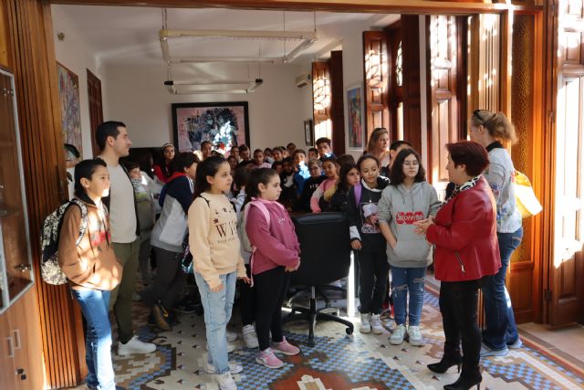 Alumnos del colegio Mediterráneo visitan el Ayuntamiento con motivo del Día de la Constitución - 2, Foto 2
