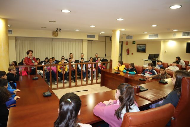 Alumnos del colegio Mediterráneo visitan el Ayuntamiento con motivo del Día de la Constitución - 3, Foto 3