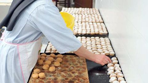 El alcalde de Sevilla y el arzobispo emérito de Sevilla, han inaugurado la tradicional la Exposición de Dulces de Conventos de Clausura de la Archidiócesis de Sevilla en el Real Alcázar - 2, Foto 2