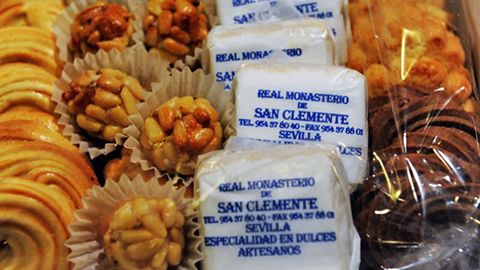 El alcalde de Sevilla y el arzobispo emérito de Sevilla, han inaugurado la tradicional la Exposición de Dulces de Conventos de Clausura de la Archidiócesis de Sevilla en el Real Alcázar - 4, Foto 4