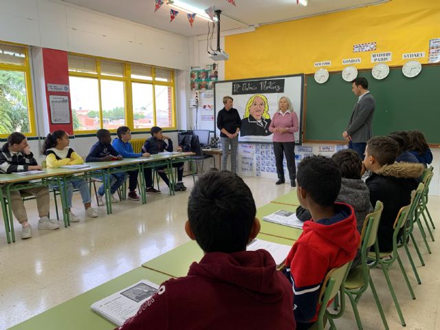 La ex presidenta regional Mª Antonia Martínez explica la Constitución al alumnado del colegio Vista Alegre - 1, Foto 1