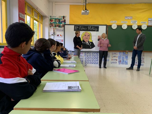 La ex presidenta regional Mª Antonia Martínez explica la Constitución al alumnado del colegio Vista Alegre - 2, Foto 2