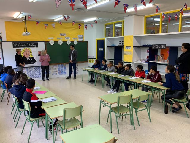 La ex presidenta regional Mª Antonia Martínez explica la Constitución al alumnado del colegio Vista Alegre - 5, Foto 5