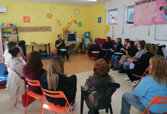 Un curso de lenguaje de signos para conmemorar el día de las personas con discapacidad - 2, Foto 2