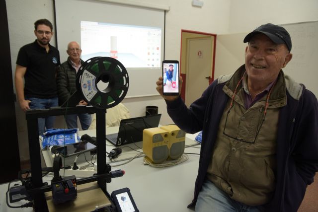 El curso de voluntariado intergeneracional diseña e imprime en 3D un protector de orines para farolas - 2, Foto 2