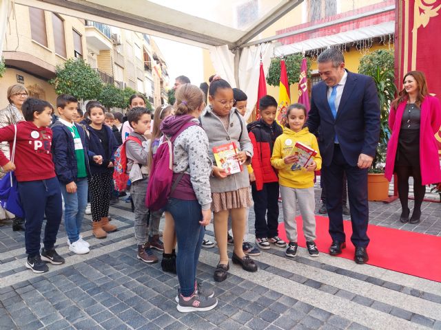 Alcantarilla rinde homenaje a la Constitución Española con una lectura de artículos con alumnos de Infantil y Primaria - 1, Foto 1