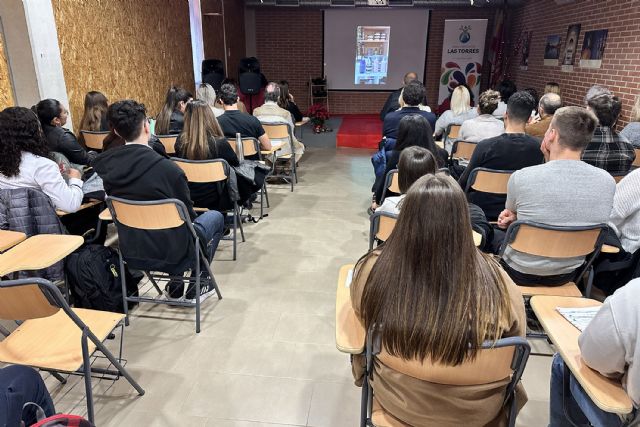 Los alumnos de marketing y publicidad del IES La Florida colaboran en una campaña publicitaria con el Área Comercial Las Torres - 5, Foto 5