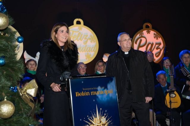 Monseñor Lorca Planes inaugura, junto a la alcaldesa de Archena, el belén municipal - 1, Foto 1