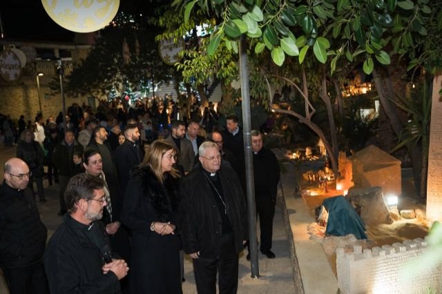 Monseñor Lorca Planes inaugura, junto a la alcaldesa de Archena, el belén municipal - 2, Foto 2