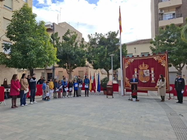 Alcantarilla celebra el aniversario de la Constitución con una lectura de artículos por diez estudiantes del municipio - 1, Foto 1