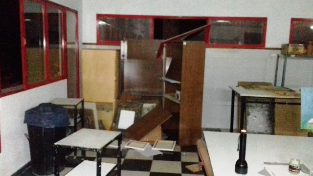 La Policía sorprende infraganti de madrugada a tres individuos en el interior del Centro Cultural - 1, Foto 1