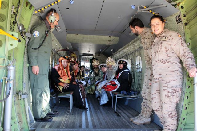 Un año más SS.MM. los Reyes Magos llegaron por el aire a Alcantarilla, a la Base Aérea - 1, Foto 1