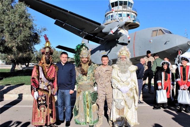Un año más SS.MM. los Reyes Magos llegaron por el aire a Alcantarilla, a la Base Aérea - 4, Foto 4