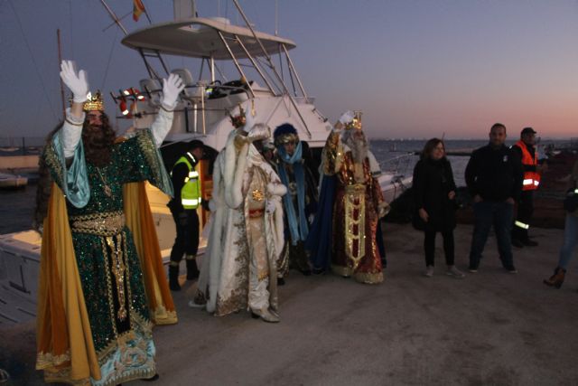 Miles de pinatarenses reciben con ilusión a los Reyes Magos, llegados por mar a la costa de la localidad - 1, Foto 1