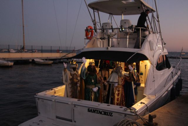 Miles de pinatarenses reciben con ilusión a los Reyes Magos, llegados por mar a la costa de la localidad - 2, Foto 2