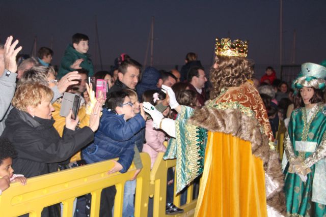 Miles de pinatarenses reciben con ilusión a los Reyes Magos, llegados por mar a la costa de la localidad - 3, Foto 3