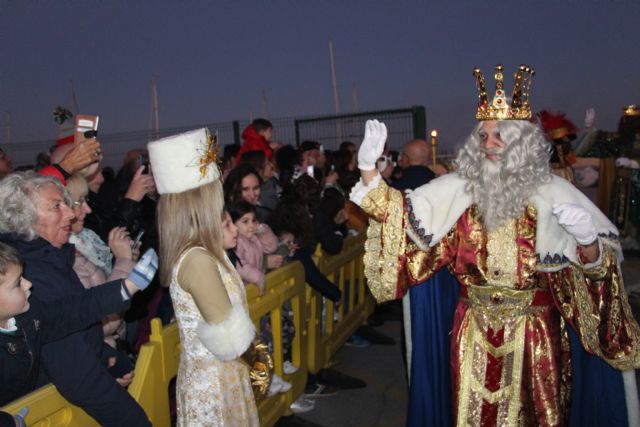Miles de pinatarenses reciben con ilusión a los Reyes Magos, llegados por mar a la costa de la localidad - 4, Foto 4