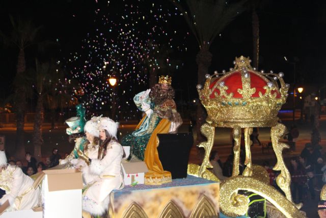 Miles de pinatarenses reciben con ilusión a los Reyes Magos, llegados por mar a la costa de la localidad - 5, Foto 5