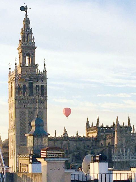 La ciudad de Sevilla, se subió a la azotea para ver la llegada de Melchor, Gaspar y Baltasar en globo desde el barrio de San Pablo a Los Remedios - 5, Foto 5