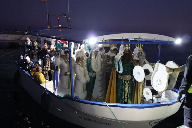 El desembarco de los Reyes Magos en San Pedro del Pinatar llena de ilusión a miles de vecinos - 2, Foto 2