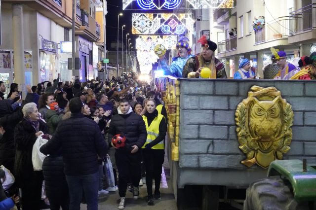 Noche mágica en Santomera con el reparto de 6.000 balones y 4.000 juguetes en la Cabalgata de Reyes - 1, Foto 1
