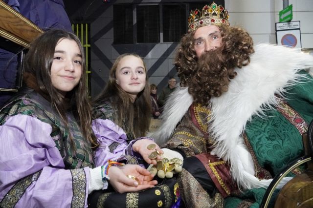 Noche mágica en Santomera con el reparto de 6.000 balones y 4.000 juguetes en la Cabalgata de Reyes - 2, Foto 2