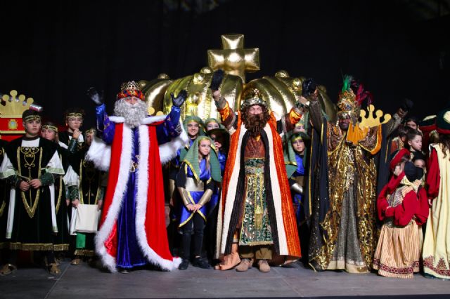 Unos 11.000 lorquinos disfrutaron en la víspera del Día de Reyes junto a Melchor, Gaspar y Baltasar - 3, Foto 3