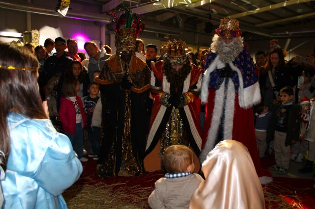 Unos 11.000 lorquinos disfrutaron en la víspera del Día de Reyes junto a Melchor, Gaspar y Baltasar - 5, Foto 5