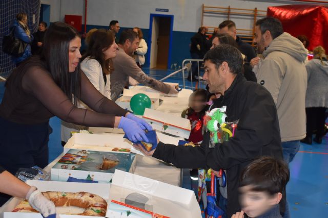 Los Reyes Magos protagonizan una gran fiesta en el pabellón municipal - 2, Foto 2