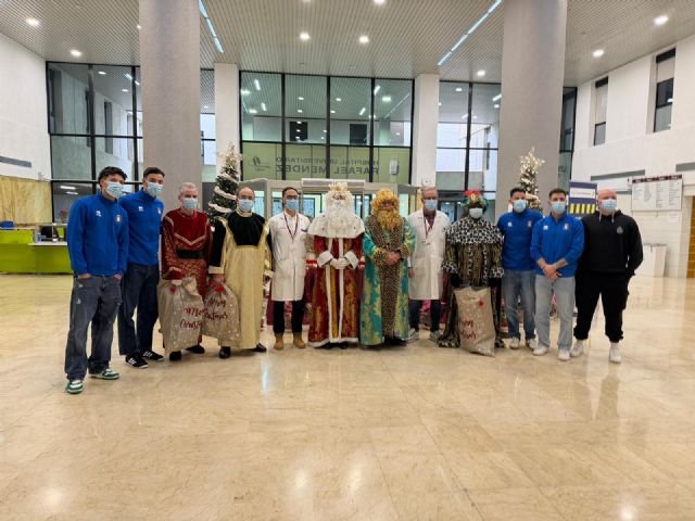 El Hospital Rafael Méndez celebra el Día de Reyes con una iniciativa solidaria junto al CF Lorca Deportiva y empresas locales - 3, Foto 3
