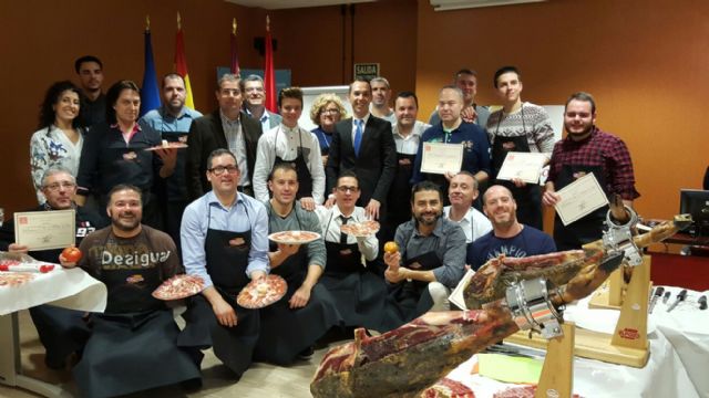 Pacheco entrega los diplomas del curso de perfeccionamiento de cortadores de jamón - 1, Foto 1