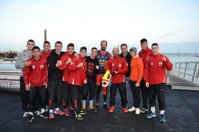 El Equipo Nacional de Boxeo sub-22 se sube al Dragón Boat de la mano de la AD Pinatar - 1, Foto 1