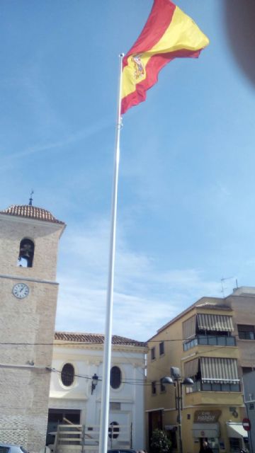 Este domingo, la plaza de la iglesia en Puebla de Soto lucirá con mastil y bandera de España - 1, Foto 1