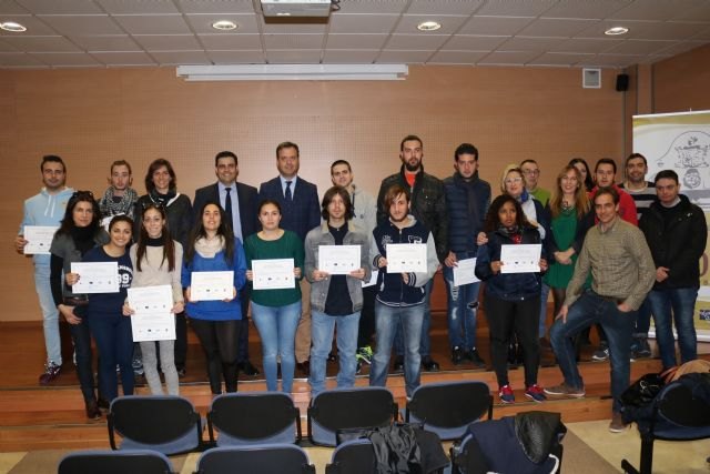 La Comunidad forma y emplea a 15 jóvenes parados de Yecla en el mantenimiento de zonas verdes del municipio - 1, Foto 1