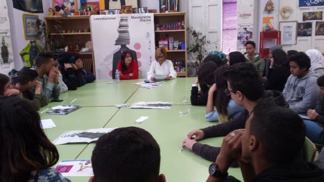 Los alumnos de los Centros Interculturales reciben a la escritora Monica Rodriguez - 1, Foto 1