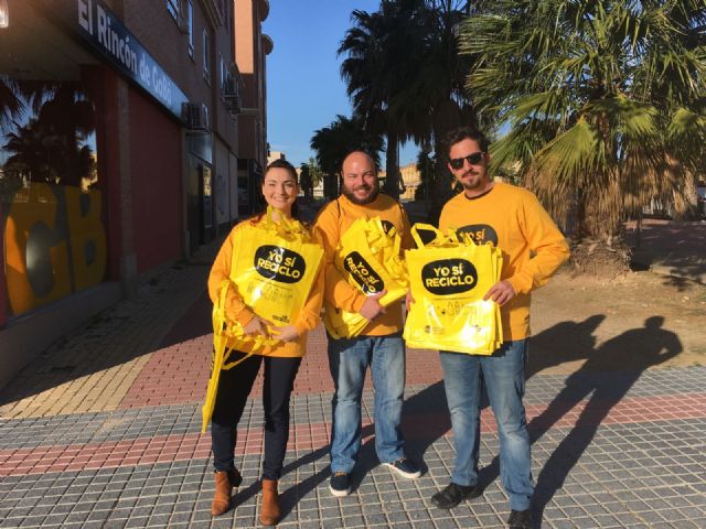 Los ecoinformadores inician el reparto de bolsas rigidas para facilitar el reciclado - 1, Foto 1
