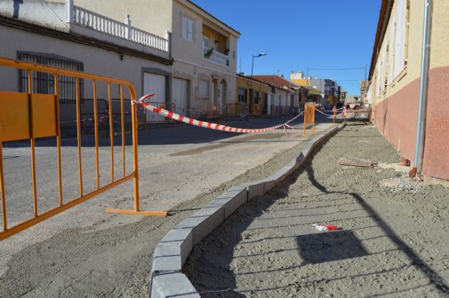 El POS trabaja ya en la renovación de aceras y el refuerzo de aceras en varias calles del municipio - 1, Foto 1