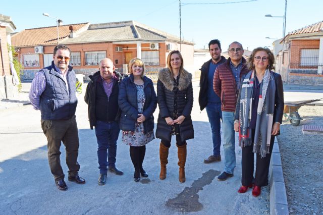 El POS trabaja ya en la renovación de aceras y el refuerzo de aceras en varias calles del municipio - 2, Foto 2